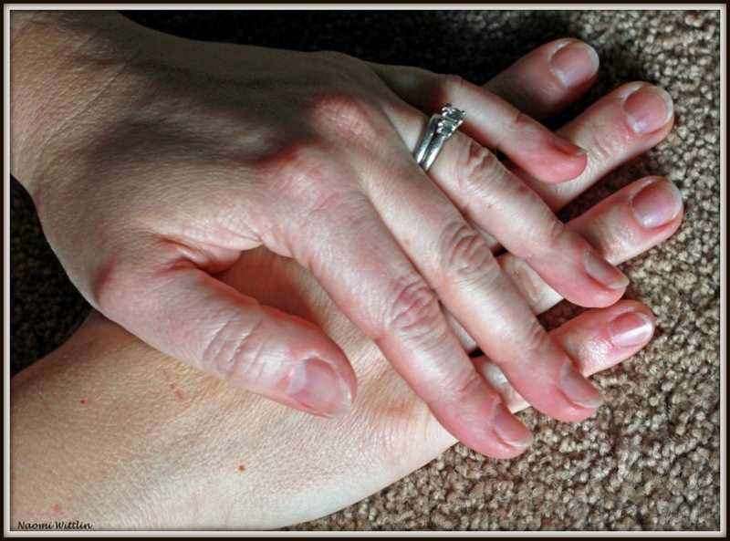 Self portrait hands2-001