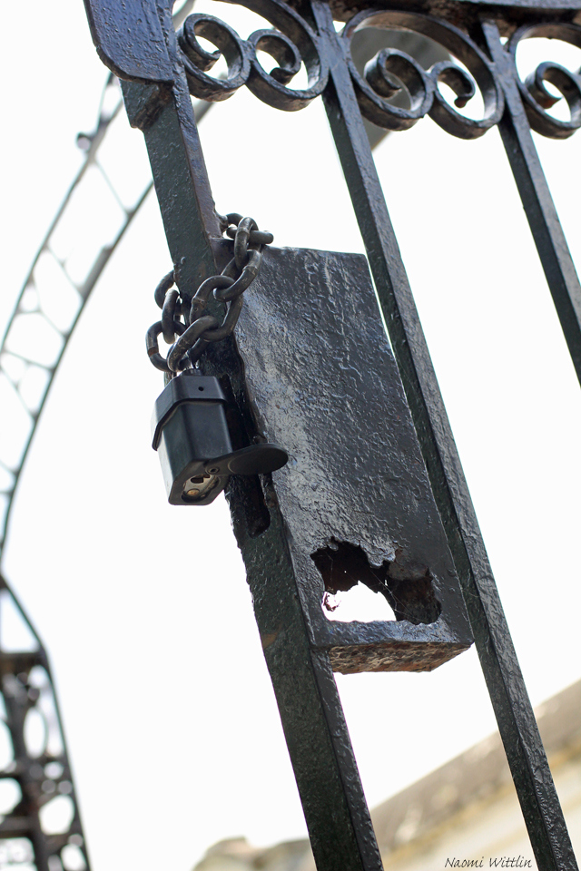 Cemetary gate2